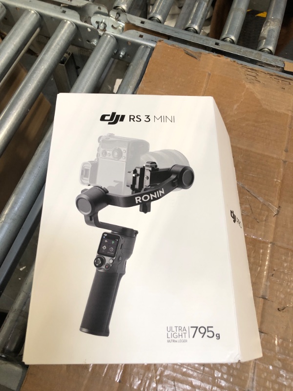 Photo 2 of DJI RS 3 Mini, 3-Axis Mirrorless Gimbal Lightweight Stabilizer for Canon/Sony/Panasonic/Nikon/Fujifilm, 2 kg (4.4 lbs) Tested Payload, Bluetooth Shutter Control, Native Vertical Shooting