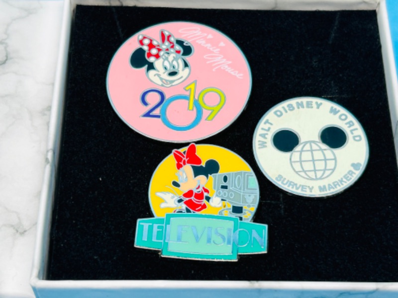 Photo 1 of 150224… 3 Disney pins in gift box 