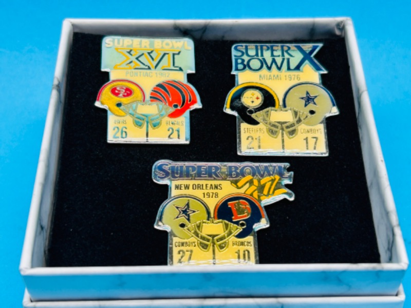 Photo 1 of 150227… 3 vintage football Super Bowl pins in gift box 