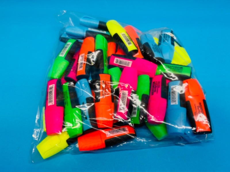 Photo 1 of 150477…50 highlighters 