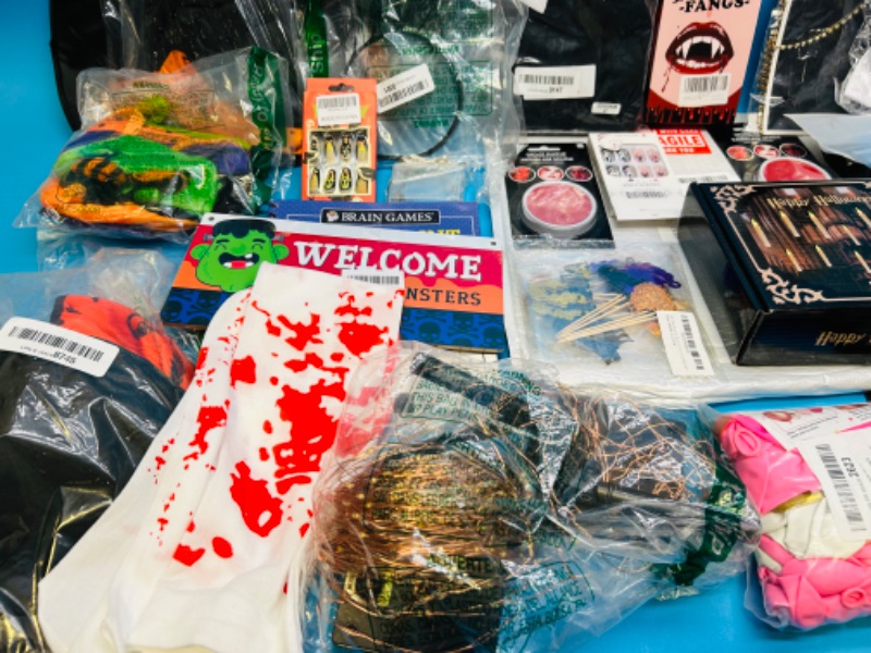 Photo 1 of 150966…Halloween items