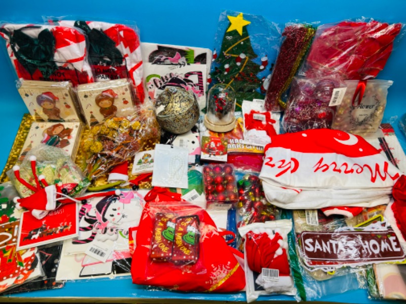 Photo 1 of 150968…Christmas items 