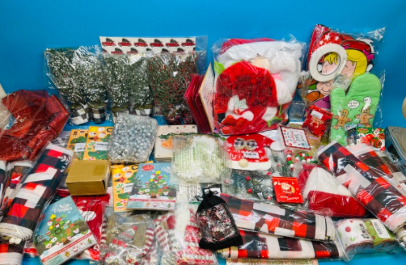 Photo 1 of 151096… Christmas items 