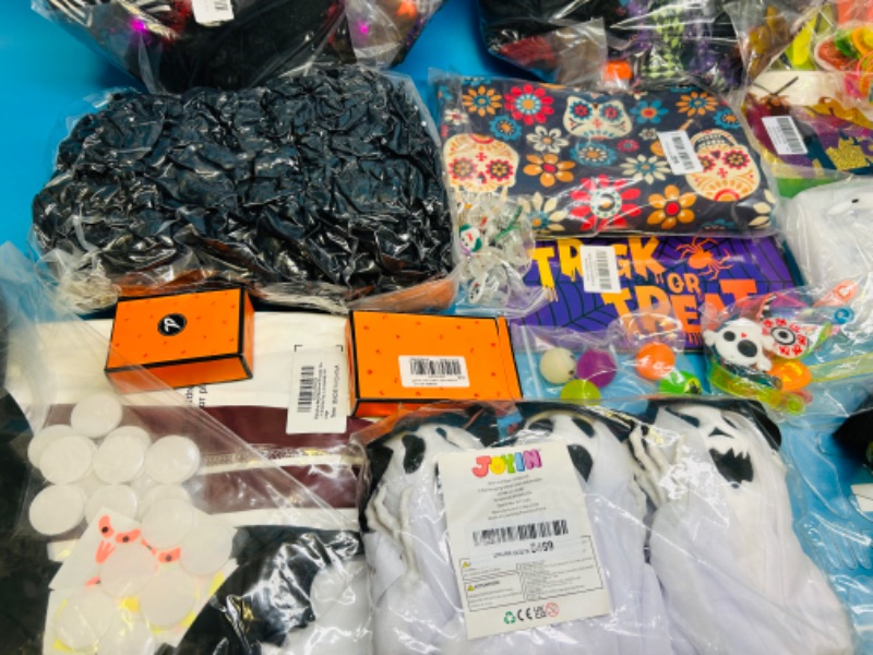 Photo 3 of 151099…Halloween items 