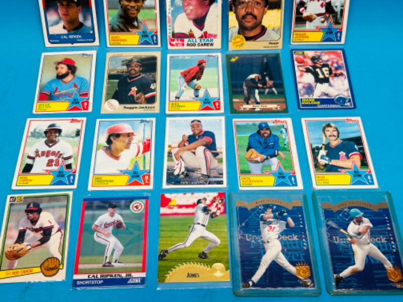 Photo 3 of 151185…20 sports cards in plastic sleeves 