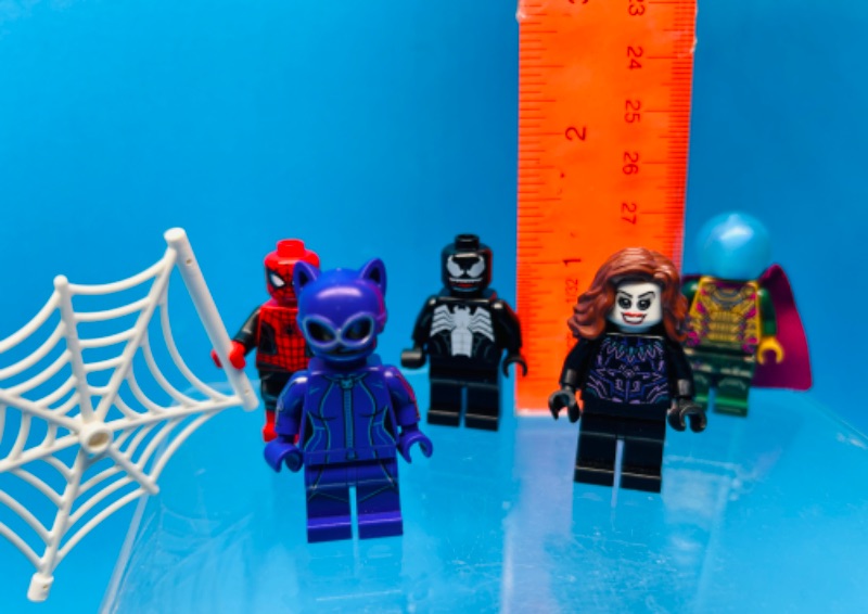 Photo 2 of 151353…5 Lego comic minifigures 