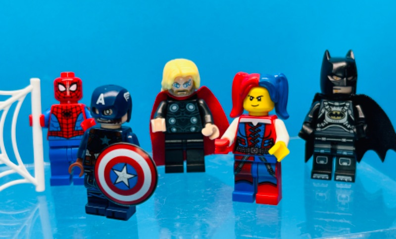 Photo 1 of 151354… 5 LEGO  comic minifigures 