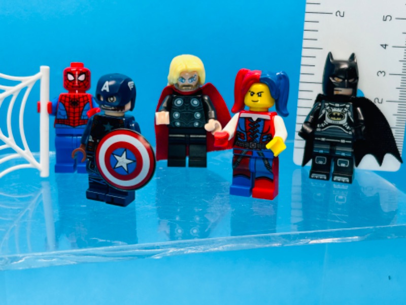 Photo 2 of 151354… 5 LEGO  comic minifigures 