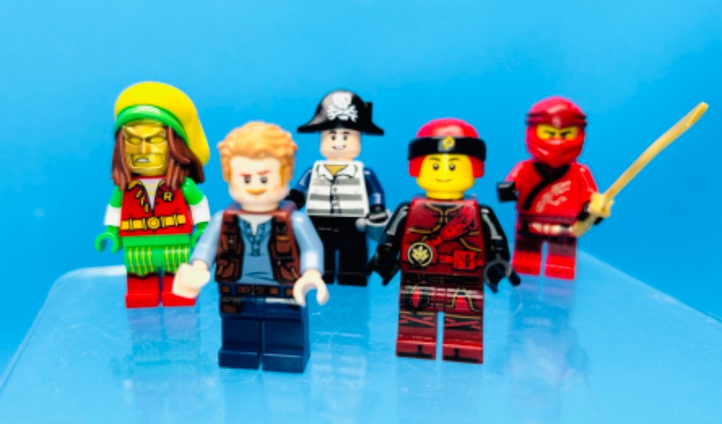 Photo 1 of 151355…  5 LEGO minifigures 