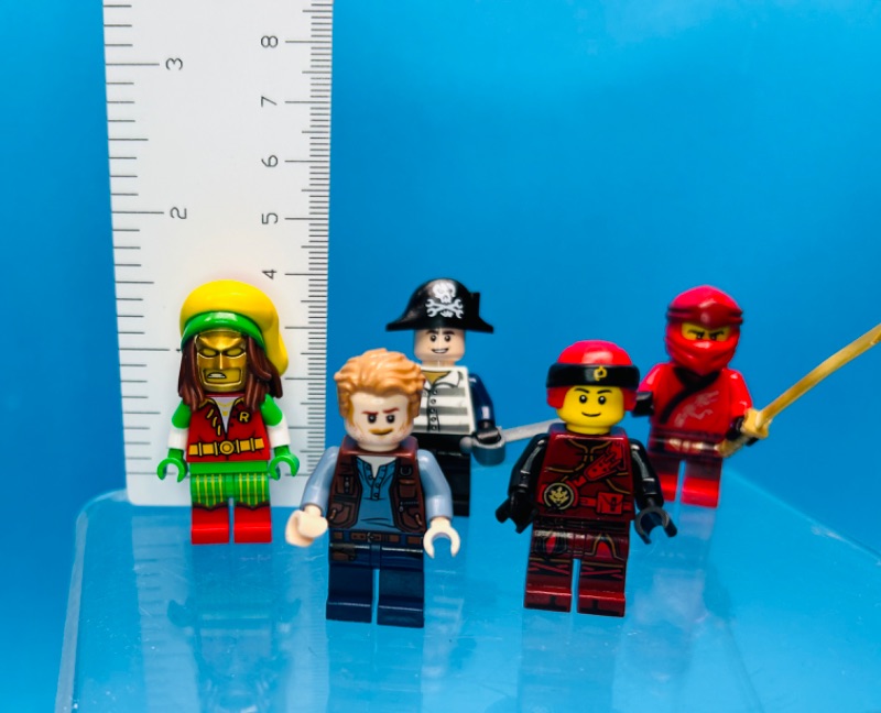 Photo 2 of 151355…  5 LEGO minifigures 