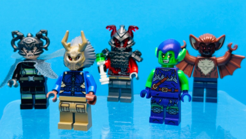 Photo 1 of 151356…  5 LEGO  comic minifigures 