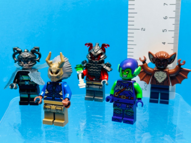 Photo 2 of 151356…  5 LEGO  comic minifigures 