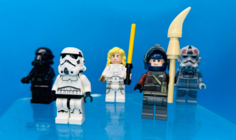 Photo 1 of 151357…  5 LEGO  Star Wars minifigures 