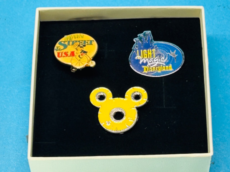 Photo 1 of 151614…3 Disney pins in gift box 