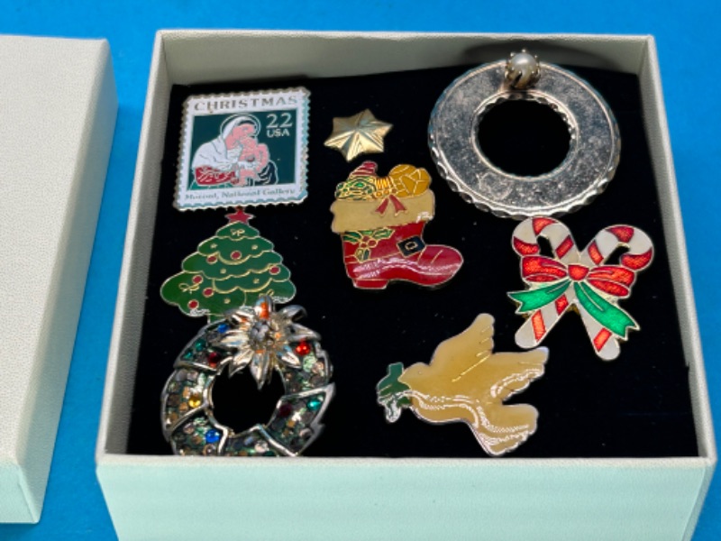 Photo 1 of 151626… vintage Christmas pins in gift box 