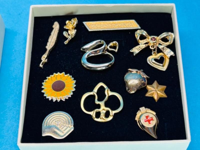 Photo 1 of 151627… vintage gold tone pins in gift box 