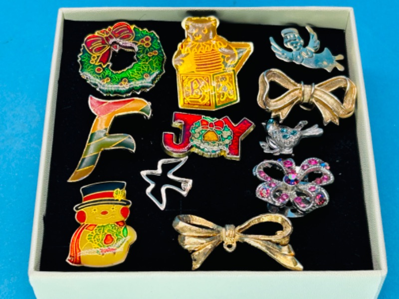 Photo 1 of 151635… vintage Christmas pins in gift box 