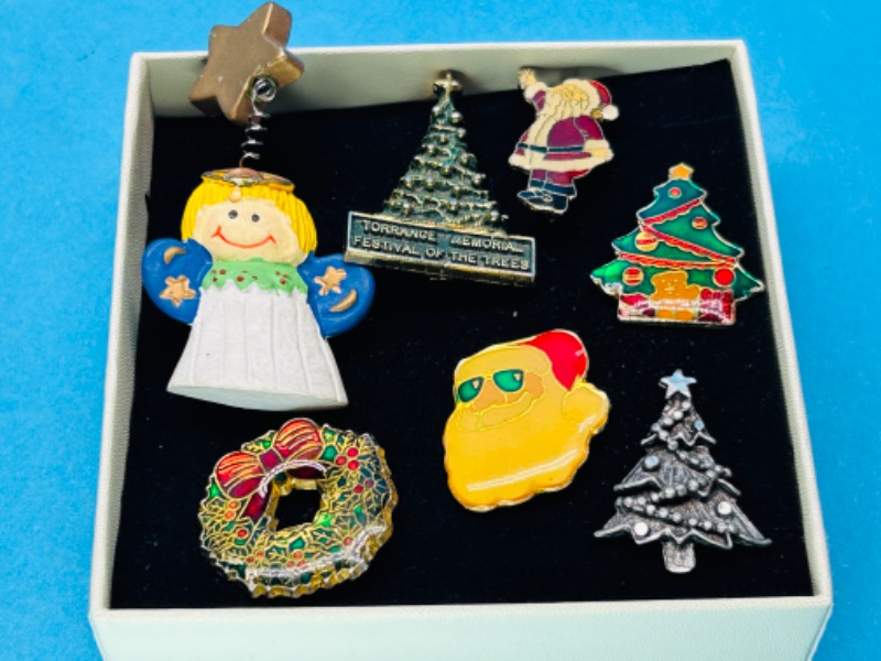 Photo 1 of 151645… vintage Christmas pins in gift box 