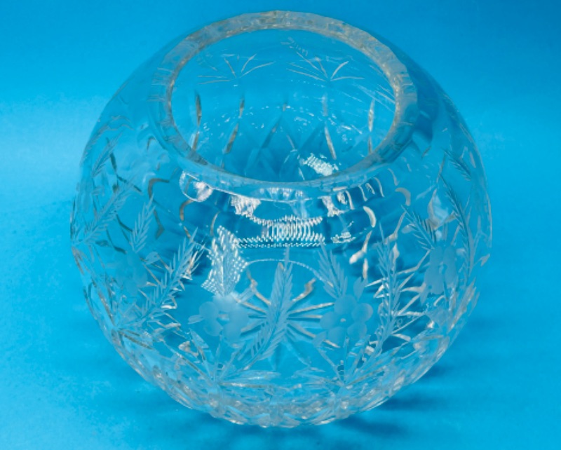 Photo 1 of 151679…heavy crystal bowl vase