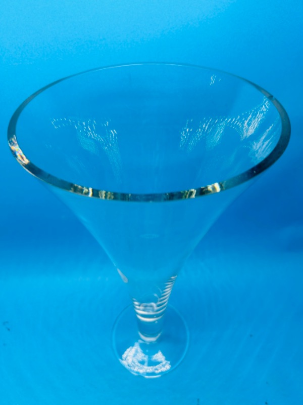 Photo 3 of 151684…large 14” glass vase -small chip