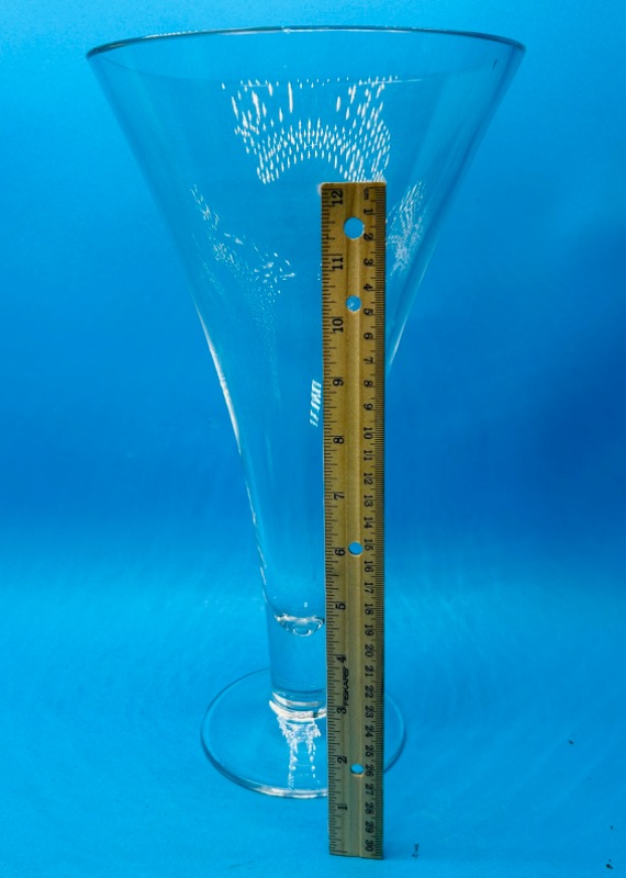 Photo 4 of 151684…large 14” glass vase -small chip