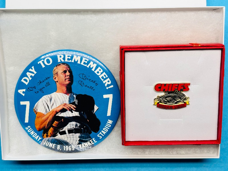 Photo 1 of 152092…2 sports pins in gift boxes