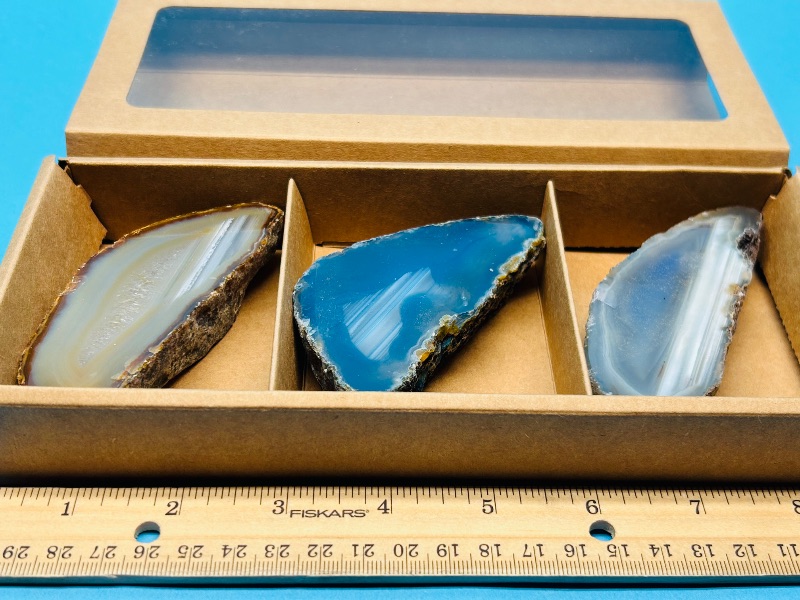 Photo 1 of 152231… 3 thick agate slices in gift box