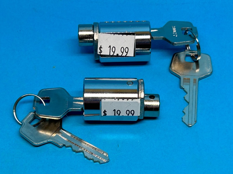 Photo 1 of 152318… 2 cylinder locks with 2 keys 
