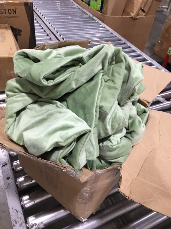 Photo 1 of Large Green Comforter Set 