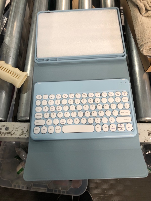 Photo 3 of *SIMILAR TO STOCK PHOTO*  iPad Air 5th Generation Keyboard Case 10.9“2022Sky-blue