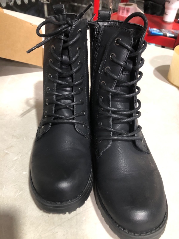 Photo 3 of * women's 7.5 * see images 8 
Amazon Essentials Women's Lace-Up Combat Boot 7.5 Black