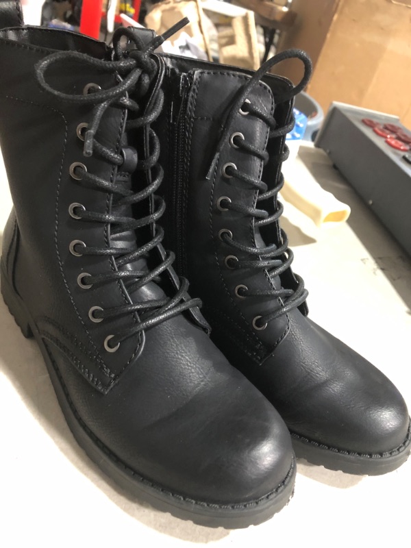 Photo 2 of * women's 7.5 * see images 8 
Amazon Essentials Women's Lace-Up Combat Boot 7.5 Black