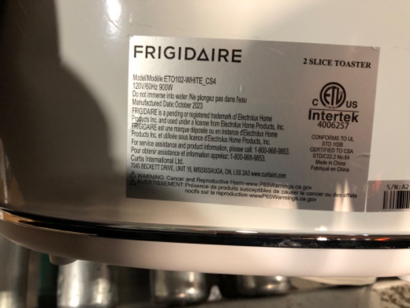 Photo 5 of ***DAMAGED***Frigidaire ETO102-WHITE, 2 Slice Toaster, Retro Style, Wide Slot for Bread