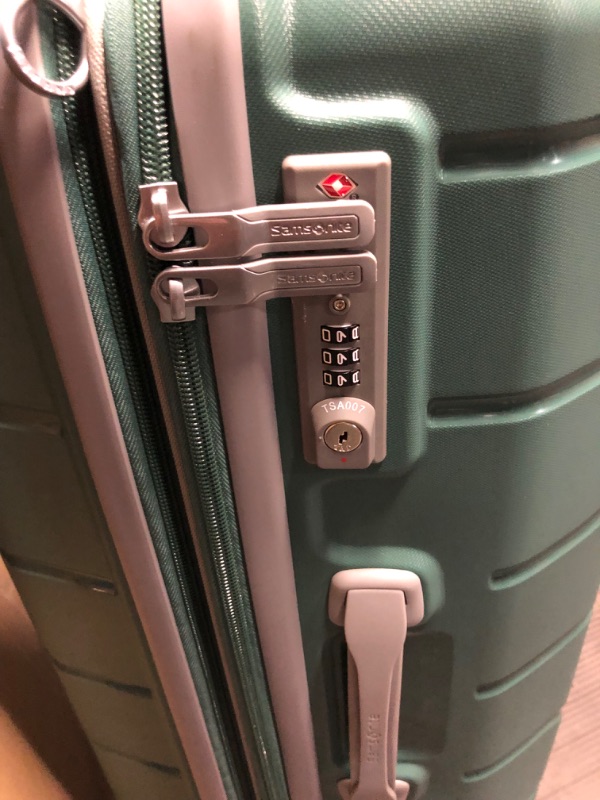 Photo 4 of *Doesn't have a key to open* Samsonite Freeform Hardside  Checked-Large 28-Inch, 