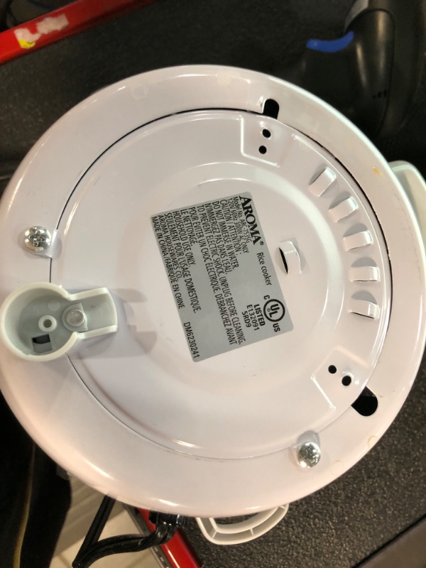 Photo 6 of ***PARTS ONLY / NON REFUNDABLE***MISSING 2 OF 3 FEET*** 
Aroma Housewares Select Stainless Rice Cooker & Warmer with Uncoated Inner Pot, 6-CupWhite 1.4Qt.