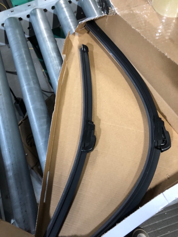 Photo 2 of MOTIUM OEM QUALITY Premium All-Season Windshield Wiper Blades (26"+18" pair for front windshield)