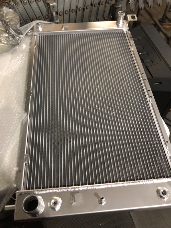 Photo 3 of **DAMAGE**
COOLINGBEST CU2370 34 Inch Aluminum Radiator