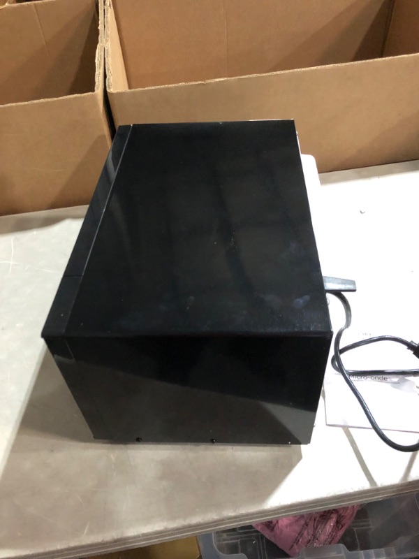 Photo 8 of ***DAMAGED - DENTED - POWERS ON***
Commercial Chef CHMH900B6C 0.9 Cubic Foot Countertop Microwave, Compact, Rotary Control, Black