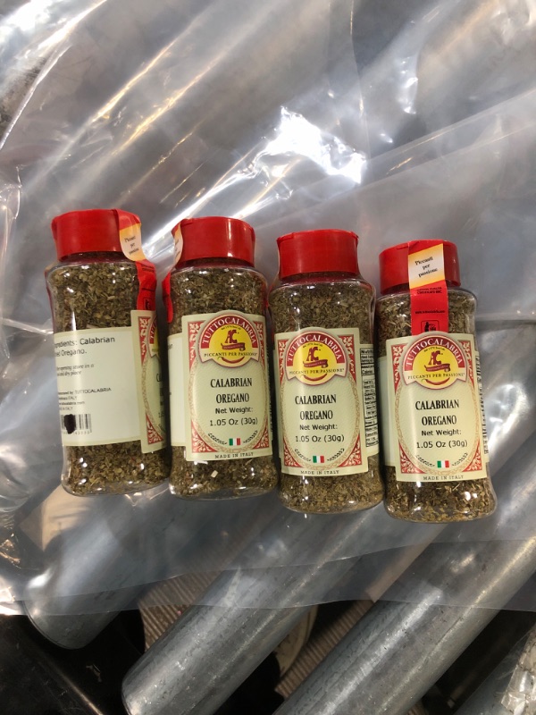 Photo 2 of 4 TOTAL BOTTLES Oregano, Calabrian Dried Oregano Flakes, Shaker, Italian Seasoning & Spices, 30 g All Natural, Non-GMO, Product of Italy, TuttoCalabria