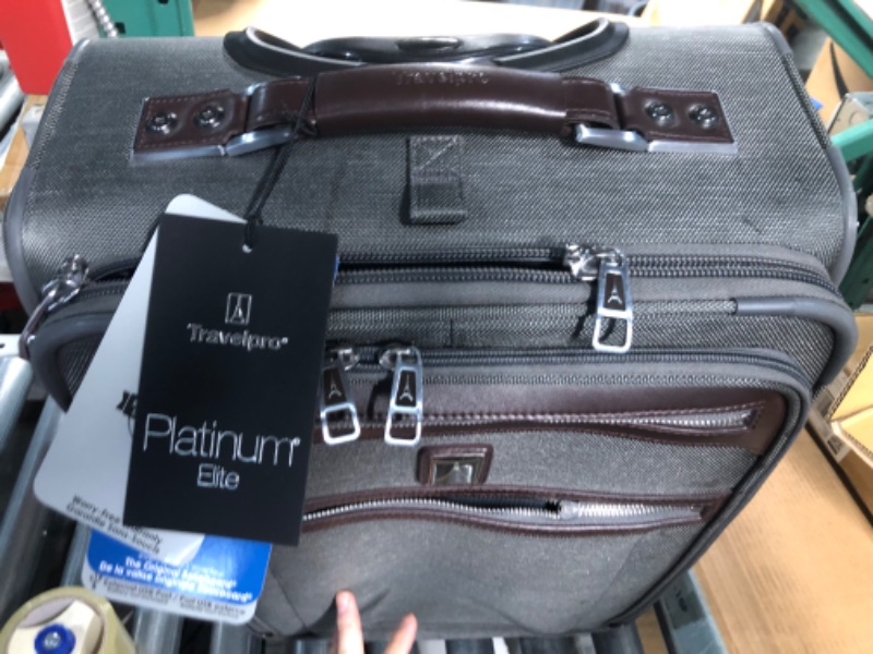 Photo 3 of * used item * sings of tear and wear *
Travelpro Platinum Elite Softside Expandable Carry on Luggage, 22-Inch Vintage Grey