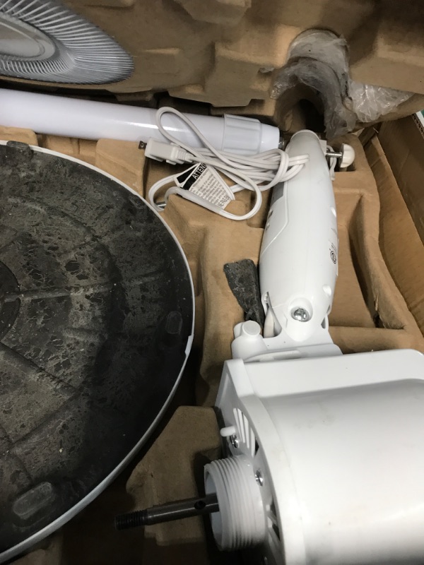 Photo 1 of *used* *damaged*
BLACK+DECKER 16" Stand Fan with Remote, White 16"