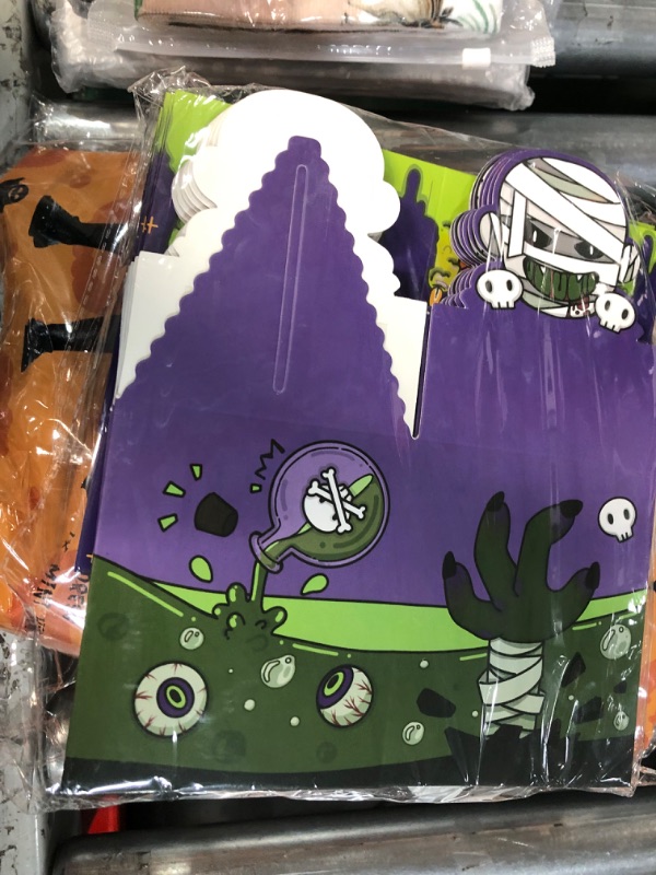 Photo 2 of ***NON REFUNDABLE***
MISC BUNDLE OF HALLOWEEN ITEMS