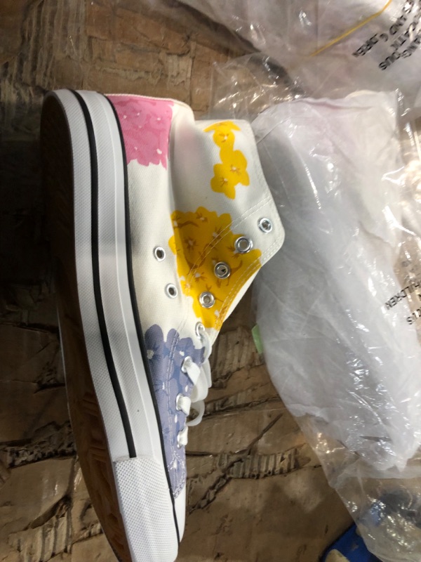 Photo 1 of canvas shoes size 9