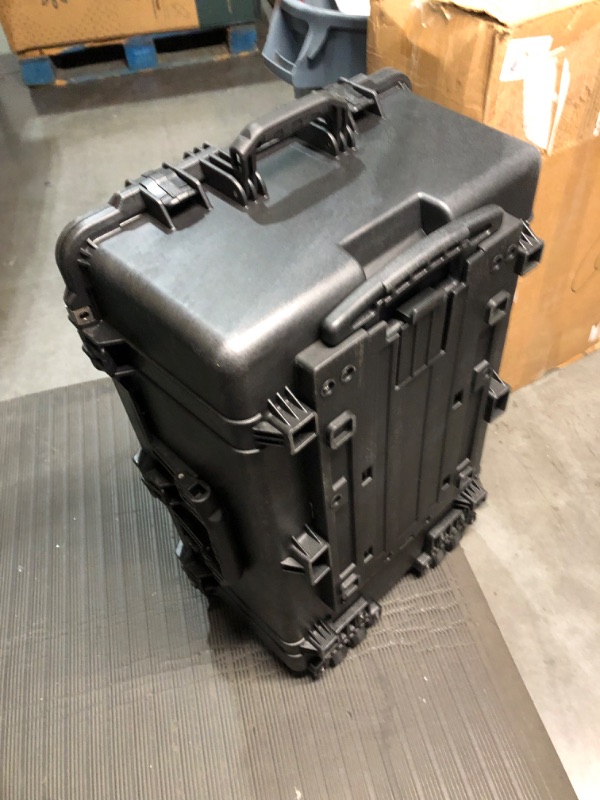 Photo 2 of Pelican 1650 Rolling Case No Foam (Black) Black No Foam