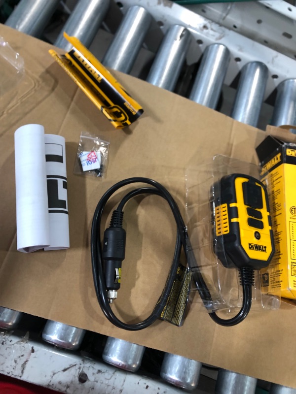 Photo 2 of DeWalt Power Inverter Dxaepi140