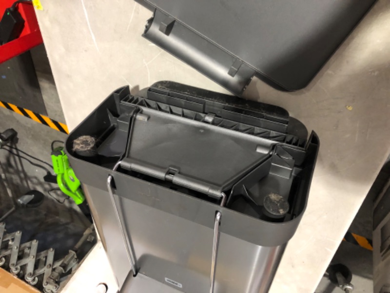 Photo 3 of ***LID SNAPPED OFF - SEE PICTURES***
simplehuman 45 Liter / 12 Gallon Liter Rectangular Hands-Free Kitchen Step Trash Can