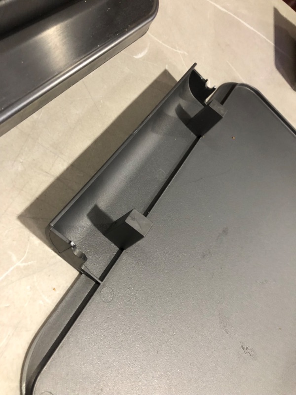 Photo 7 of ***LID SNAPPED OFF - SEE PICTURES***
simplehuman 45 Liter / 12 Gallon Liter Rectangular Hands-Free Kitchen Step Trash Can
