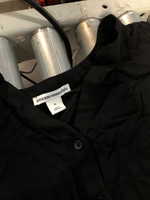 Photo 1 of **SEE NOTES**  Amazon Essentials Women's Short-Sleeve Woven Blouse SIZE: XL