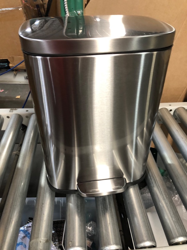 Photo 1 of Amazon Basics 5 Liter / 1.3 Gallon 