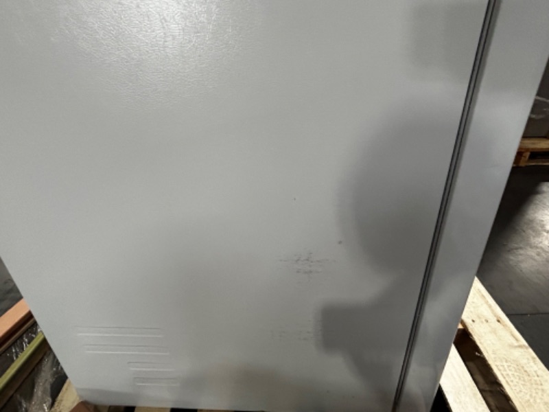 Photo 2 of LG 20.2-cu ft Top-Freezer Refrigerator (White) ENERGY STAR
